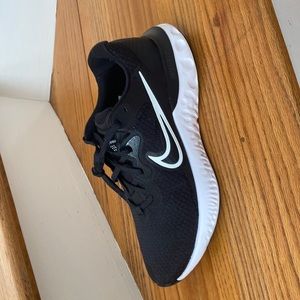 Black & White Nike Renew Run 2